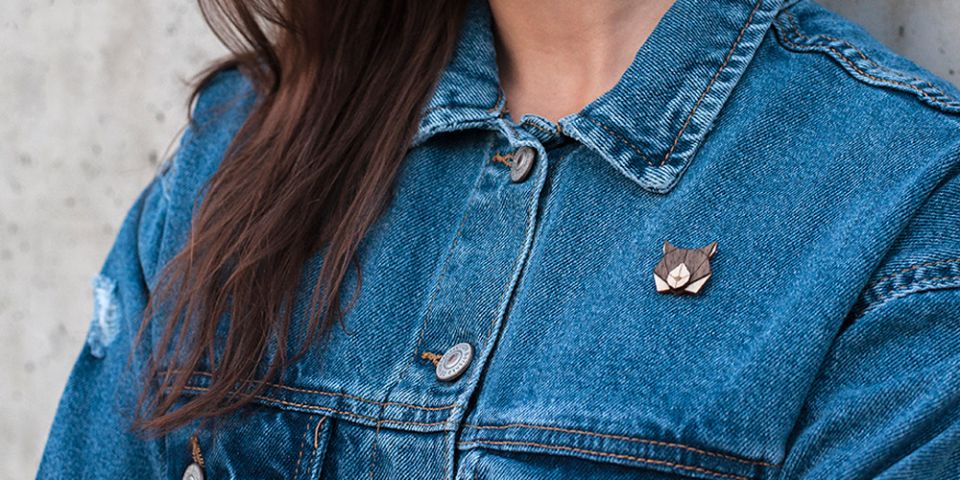Modelka v džínové bundě s dřevěnou broží Lynx Brooch