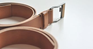 Funkčnost: Kožený opasek s dřevěným detailem Funkčnost: Kožený opasek s dřevěným detailem