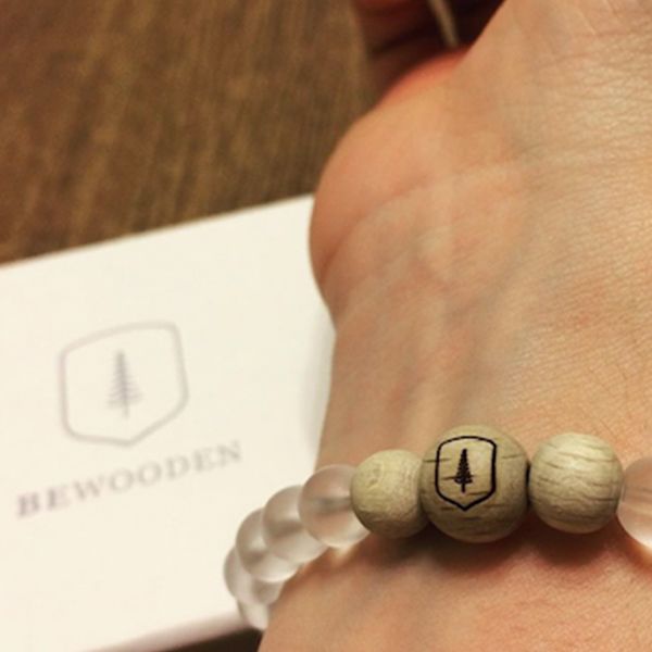 Ženská ruka s dřevěným náramkem Ice Bracelet