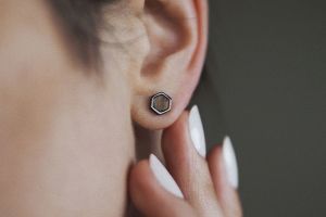 Kovové náušnice Apis Nox Earrings Hexagon Kovové náušnice Apis Nox Earrings Hexagon