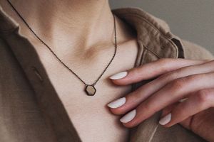 Náhrdelník Apis Nox Necklace Hexagon Náhrdelník Apis Nox Necklace Hexagon