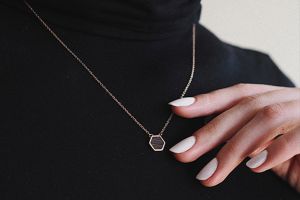 Náhrdelník Rose Necklace Hexagon Náhrdelník Rose Necklace Hexagon