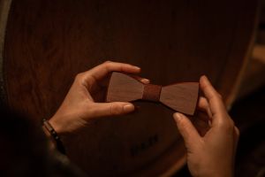 Dřevěný motýlek Red Wine Bow Tie Dřevěný motýlek Red Wine Bow Tie