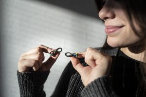 Dřevěná brož Infinity Moon Brooch Dřevěná brož Infinity Moon Brooch