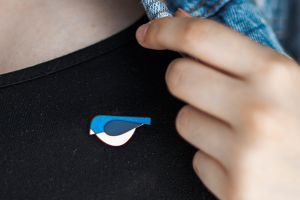 Dřevěná brož Blue Bird Brooch Dřevěná brož Blue Bird Brooch