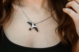 Dřevěný přívěsek Swallow Pendant Dřevěný přívěsek Swallow Pendant