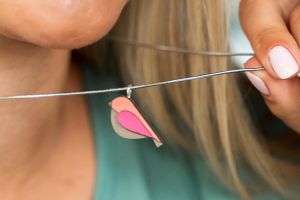 Dřevěný přívěsek Pink Bird Pendant Dřevěný přívěsek Pink Bird Pendant