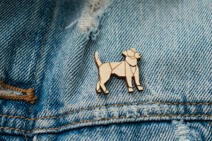 Dřevěná brož Walking Lightdog Brooch Dřevěná brož Walking Lightdog Brooch