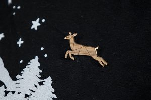 Dřevěná brož Jumping Doe Brooch Dřevěná brož Jumping Doe Brooch