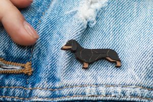 Dřevěná brož Walking Dachshund Brooch Dřevěná brož Walking Dachshund Brooch