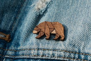 Dřevěná brož Walking Bear Brooch Dřevěná brož Walking Bear Brooch