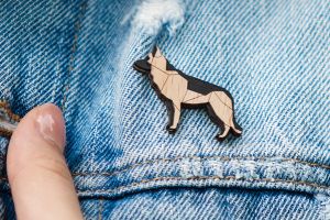Dřevěná brož Walking Shepherd Brooch Dřevěná brož Walking Shepherd Brooch