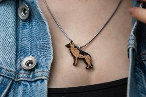 Dřevěný přívěsek Walking Shepherd Pendant Dřevěný přívěsek Walking Shepherd Pendant