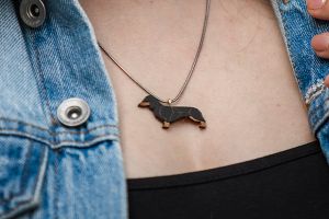 Dřevěný přívěsek Walking Dachshund Pendant Dřevěný přívěsek Walking Dachshund Pendant