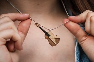 Dřevěný přívěsek Guitar Pendant Dřevěný přívěsek Guitar Pendant