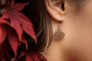 Dřevěné náušnice Monstera Earrings Dřevěné náušnice Monstera Earrings