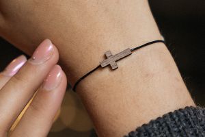 Provázkový náramek Cross Wooden Bracelet Provázkový náramek Cross Wooden Bracelet