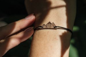 Provázkový náramek Peaks Wooden Bracelet Provázkový náramek Peaks Wooden Bracelet