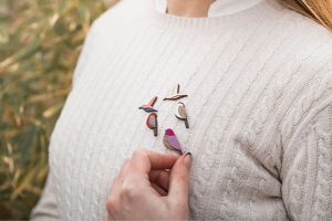 Dřevěná brož Purple Cutebird Brooch Dřevěná brož Purple Cutebird Brooch