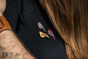Dřevěná brož Zigzag Cutebird Brooch Dřevěná brož Zigzag Cutebird Brooch