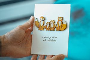 Rodina je místo, kde sídlí láska – přání a brože 2v1 Rodina je místo, kde sídlí láska – přání a brože 2v1