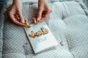 Rodina je místo, kde sídlí láska – přání a brože 2v1