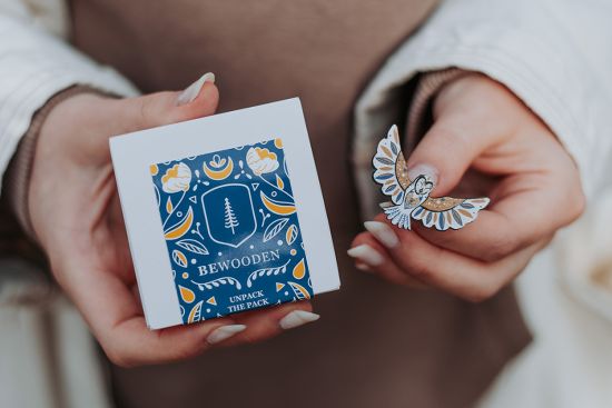 Tajemná krabička - Dřevěné scandi brože No. 1 Tajemná krabička - Dřevěné scandi brože No. 1
