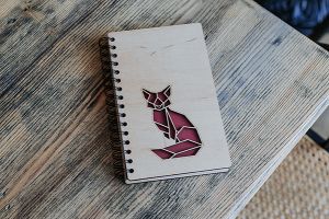 Dřevěný zápisník s liškou Sitting Fox A5 Dřevěný zápisník s liškou Sitting Fox A5
