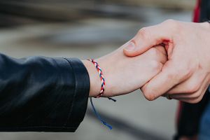 Pletený náramek Trikolora v národních barvách Pletený náramek Trikolora v národních barvách