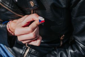 Dřevěná brož vlajka Česko Dřevěná brož vlajka Česko