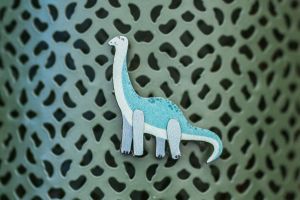 Dřevěná brož Brontosaurus Dřevěná brož Brontosaurus