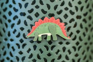 Dřevěná brož Stegosaurus Dřevěná brož Stegosaurus