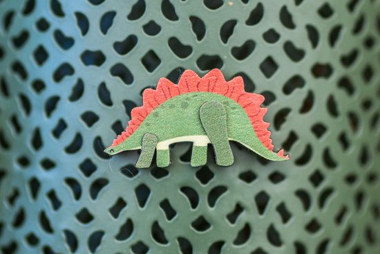 Dřevěná brož Stegosaurus Dřevěná brož Stegosaurus