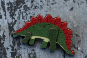 Dřevěná brož Stegosaurus Dřevěná brož Stegosaurus