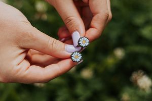 Dřevěné náušnice Sedmikráska Dřevěné náušnice Sedmikráska