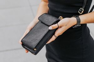 este - Kožená kabelka na telefon Lavie