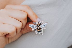 Dřevěná brož Včela Dřevěná brož Včela