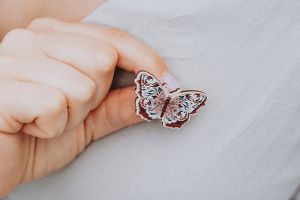 Dřevěná brož Růžový motýl Dřevěná brož Růžový motýl
