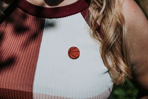 Dřevěná brož Basketbalový míč Dřevěná brož Basketbalový míč