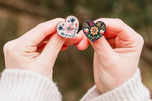 Dřevěná brož Folklorní Srdce růžové Dřevěná brož Folklorní Srdce růžové