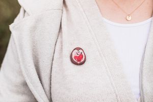 Dřevěná brož Zamilovaný ježek Dřevěná brož Zamilovaný ježek