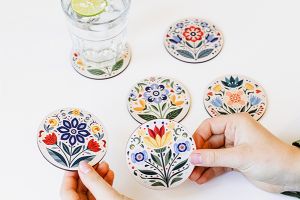 Dřevěné podtácky s motivy květin a folklóru Dřevěné podtácky s motivy květin a folklóru
