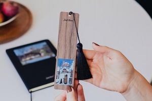 Dřevěná záložka do knihy Ponocný se psem – Josef Lada ©