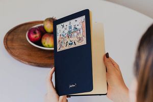 Zápisník A5 – Zvířátka přezimují v hájovně – Josef Lada ©