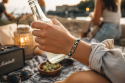 Pletený provázkový náramek Breeze s dřevěným detailem